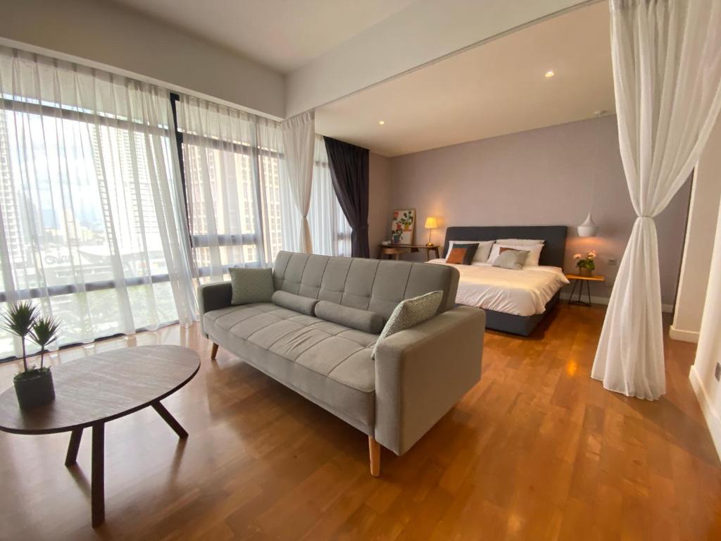 吉隆坡Anggun Residence Modern Suites with Netflix 3Mins to Monorail KL Near KLCC的客厅配有沙发和1张床
