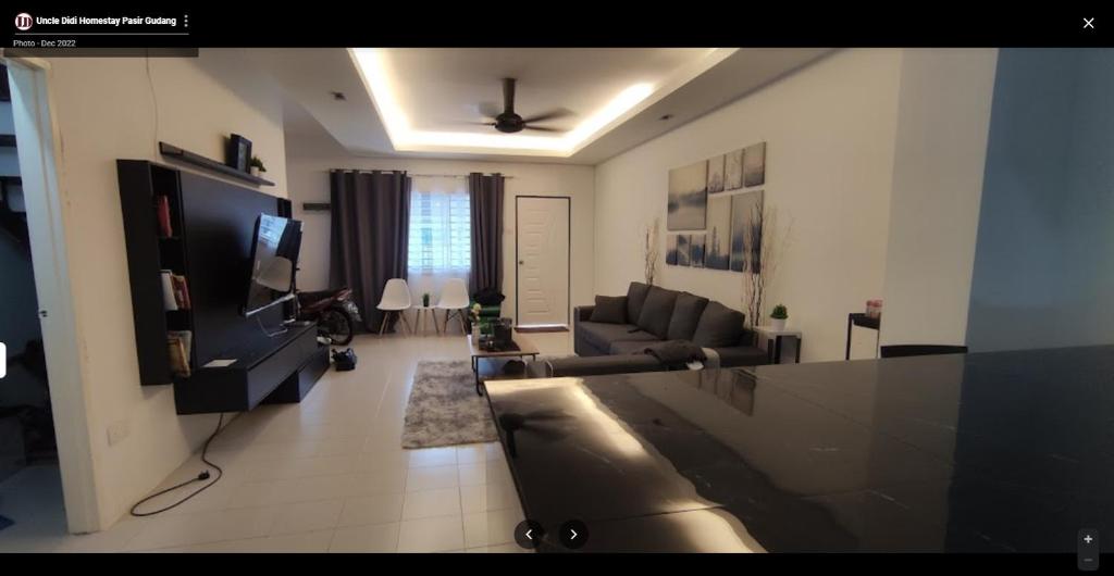 巴西古当Uncle Didi Guest House Pasir Gudang的带沙发和电视的客厅