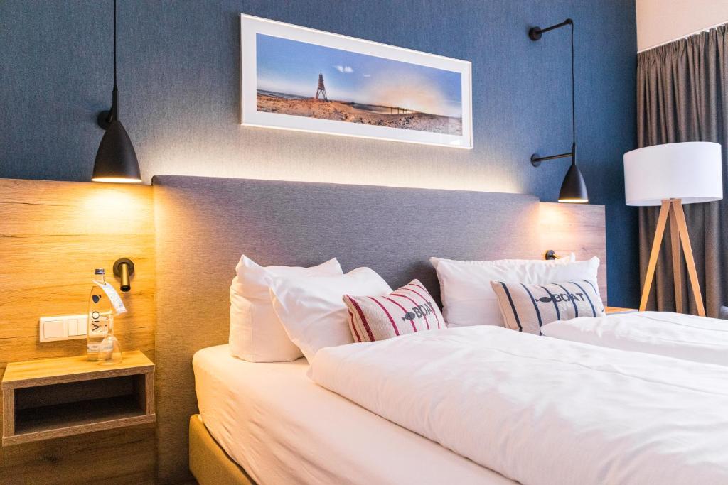 库克斯港伍赫伯格酒店的酒店的客房 - 带2张带白色枕头的床