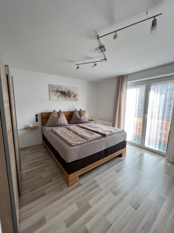 施奥弗灵Apartment 1 Gäste的一间卧室设有一张床和一个大窗户