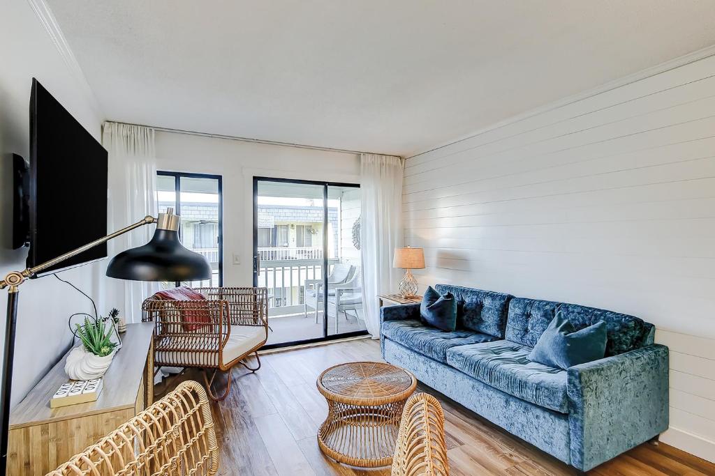棕榈岛Oceanside 308-B的客厅配有蓝色的沙发和椅子
