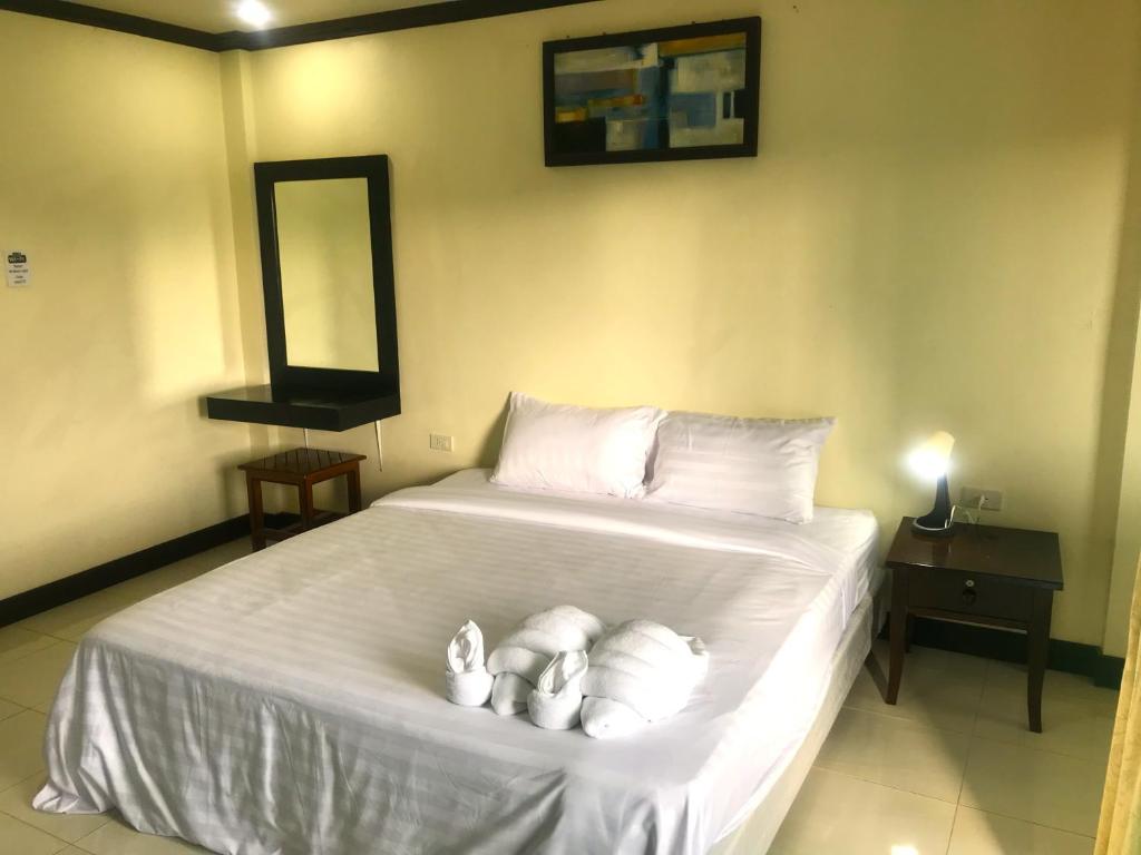 蔻立Parisia House的一间卧室配有一张带白色毛巾的床