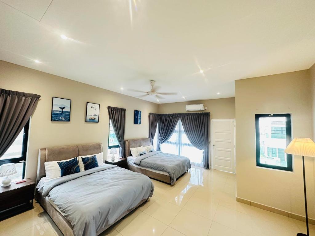 实兆远《Untitled HomeStay》Sitiawan的一间带两张床的卧室和一间客厅