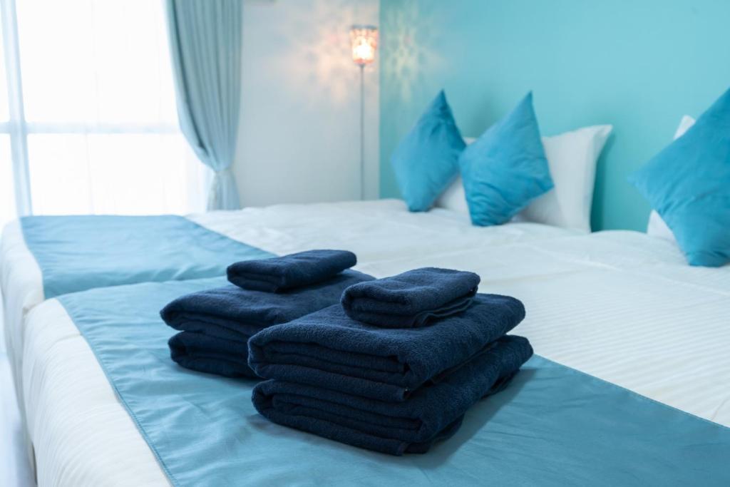 名古屋Fuchsia - Vacation STAY 08005v的床上的一大堆毛巾