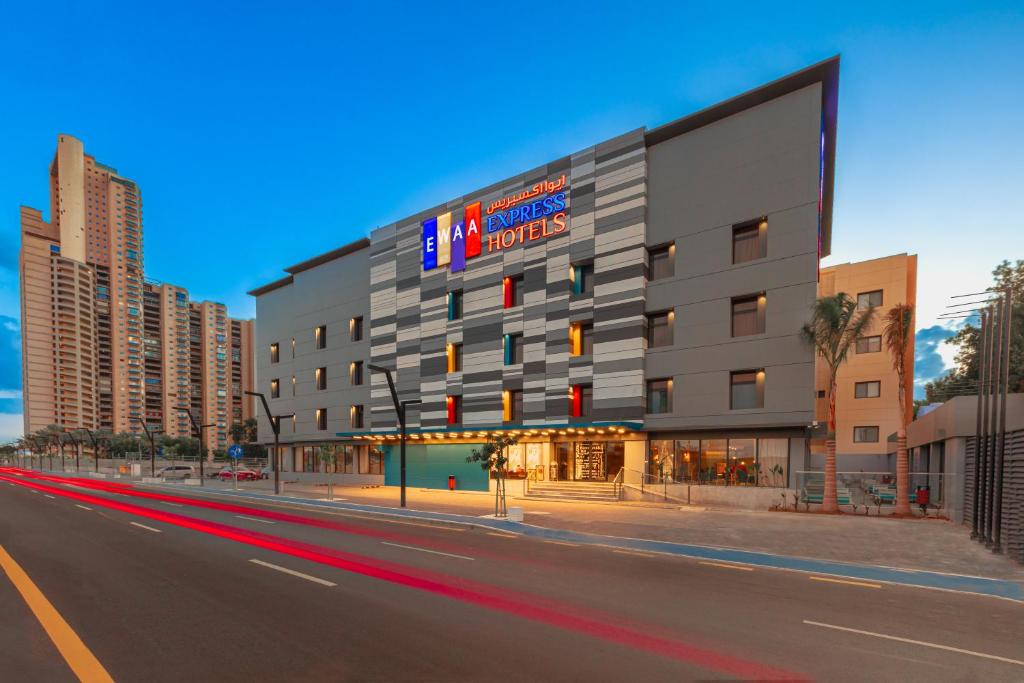 吉达Ewaa Express Hotel - Al Shati的城市街道上的酒店 ⁇ 染