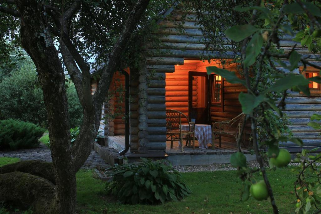 斯伽尔达玛在斯里弗卡尼斯酒店的小木屋设有门廊和天井。
