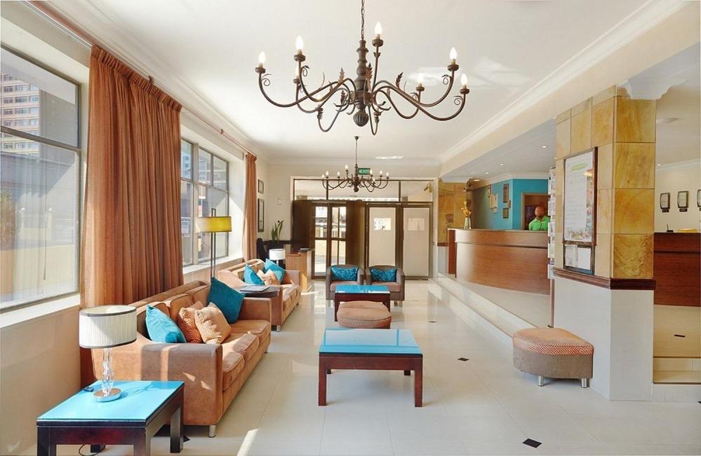 德班Oceanic 2 Bedroom - Self-catering Apartment的带沙发和吊灯的客厅