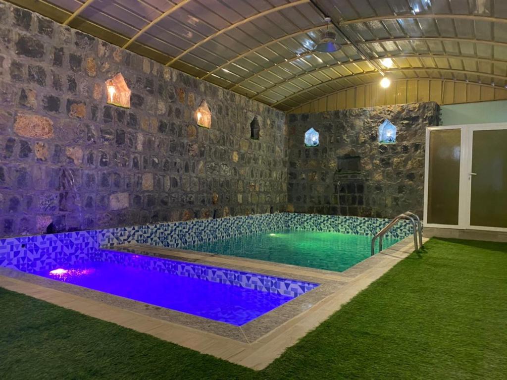 Sayqalreaambreather2的石头墙房的游泳池