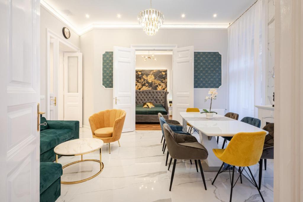 布达佩斯Premium Art Deco Apartment at Broadway // 4BDR & 3BR的客厅配有桌椅和沙发
