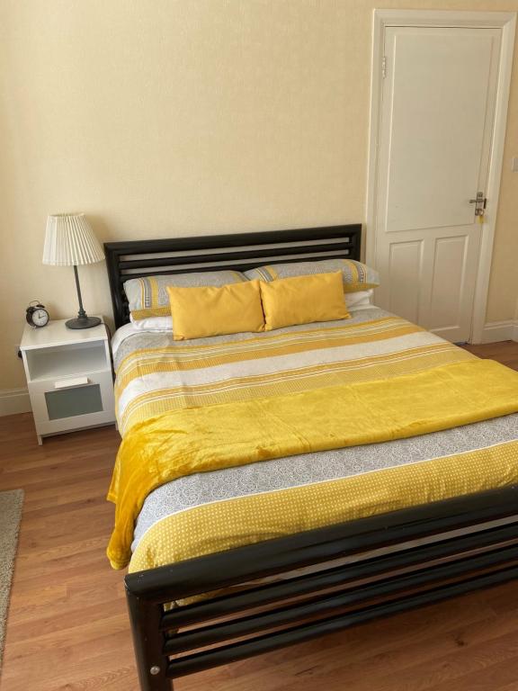 伦敦Streatham Common Bed & Breakfast的一间卧室配有一张黄色毯子床