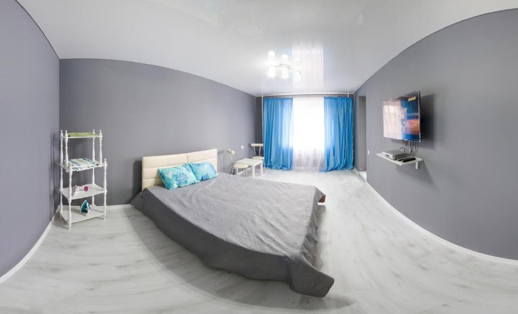 哈尔科夫文化街公寓的一间带一张大床的卧室,位于一个弧形墙的房间