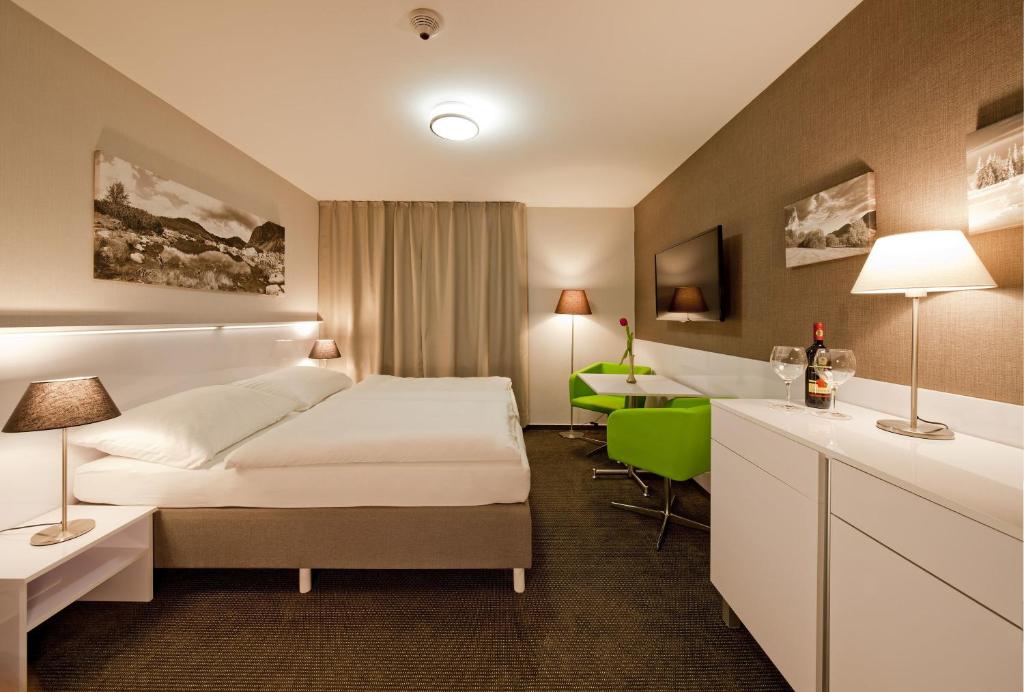 道尼库宾海滨顶级旅馆 的配有一张床和一张书桌的酒店客房