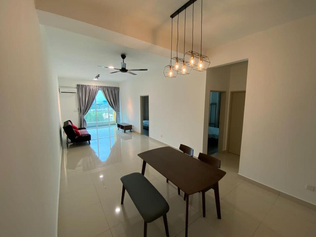 怡保Spacious Family Staycation 3BR at Ipoh Uptown的用餐室以及带桌椅的起居室。