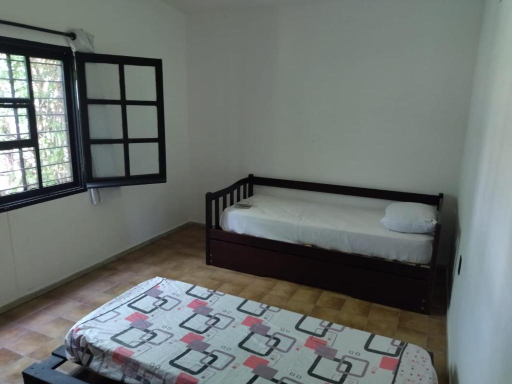 库奇拉阿尔塔Morgana的卧室配有一张床,地板上铺有地毯