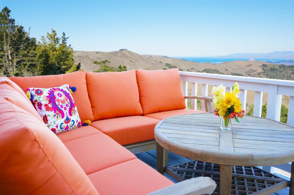 圣路易斯-奥比斯保Mountain Top - Best View in SLO的阳台的沙发和桌子