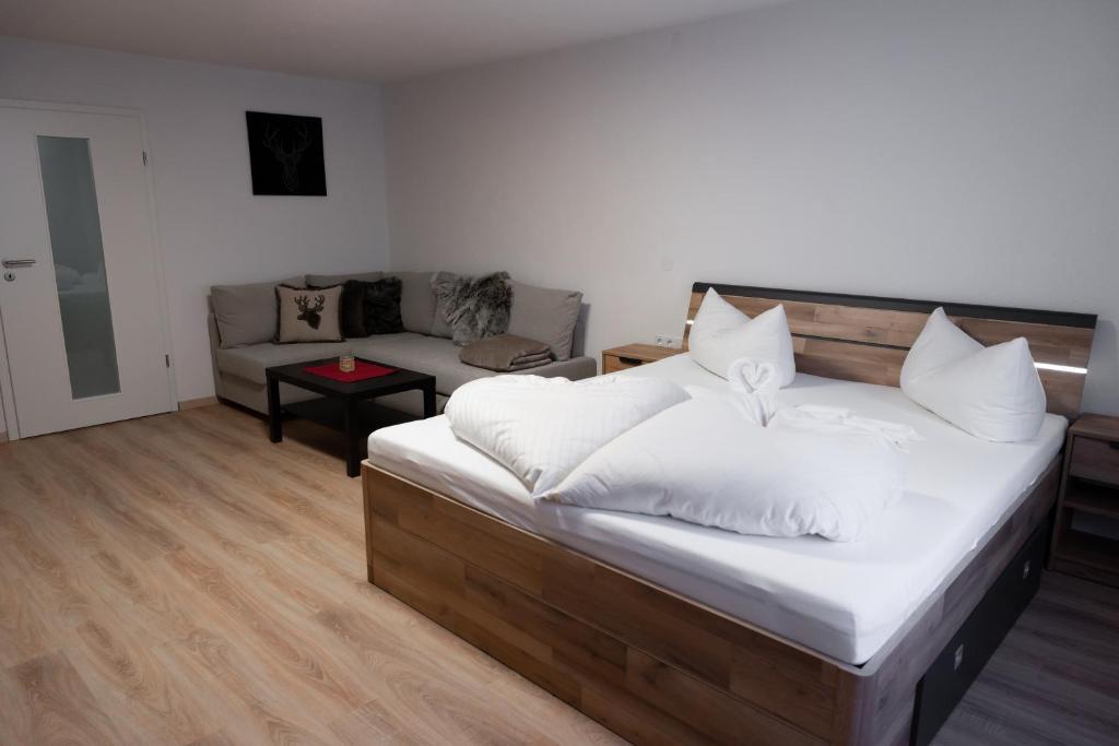 海特尔旺RIMA Apart‘s的一间卧室配有一张大床和一张沙发