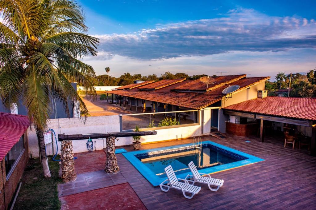 米兰达Pousada Capitão Leno的享有带游泳池的房屋的空中景致