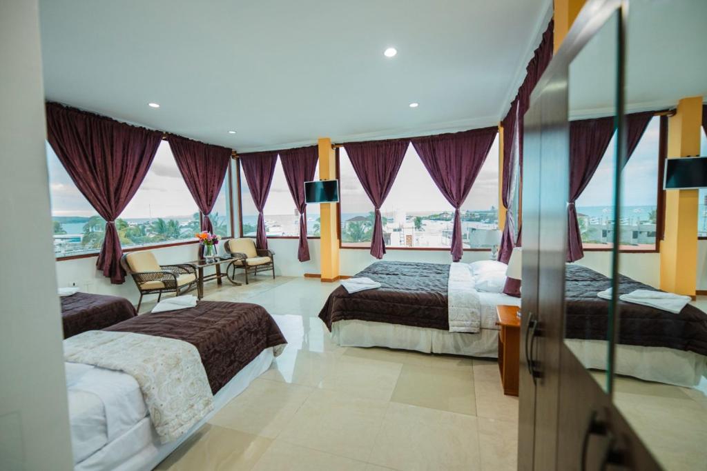 阿约拉港Galápagos Trip的酒店客房设有两张床,享有海景。