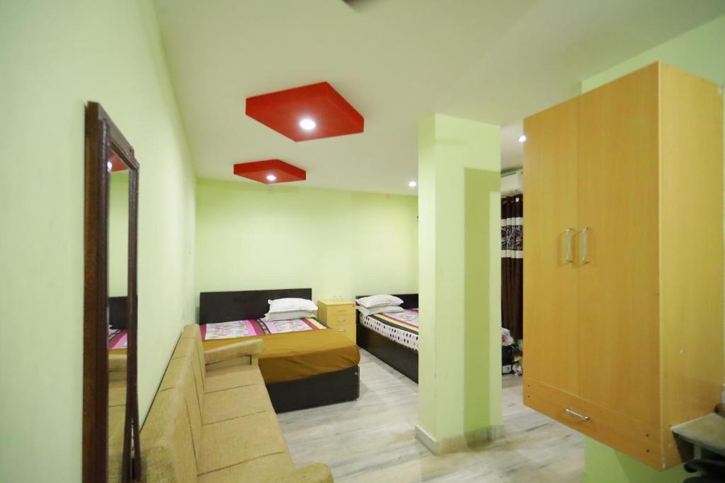 TripunnittaraArackal Tourist Home的小房间设有两张床和镜子