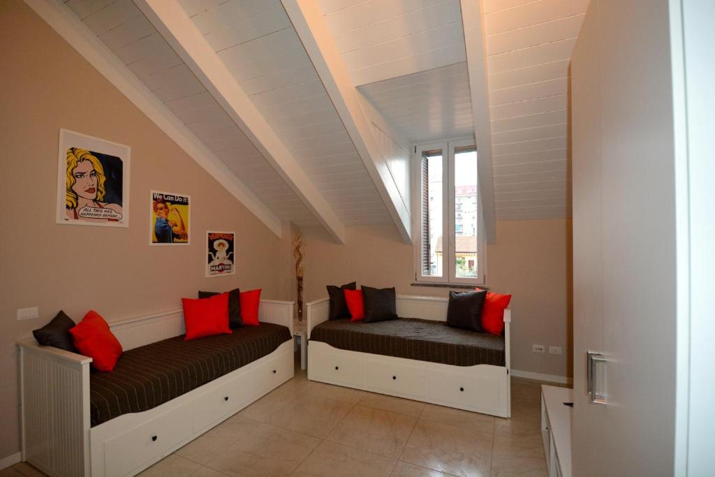 罗镇莱昂纳多公寓的带2扇窗户的客房内的2张床