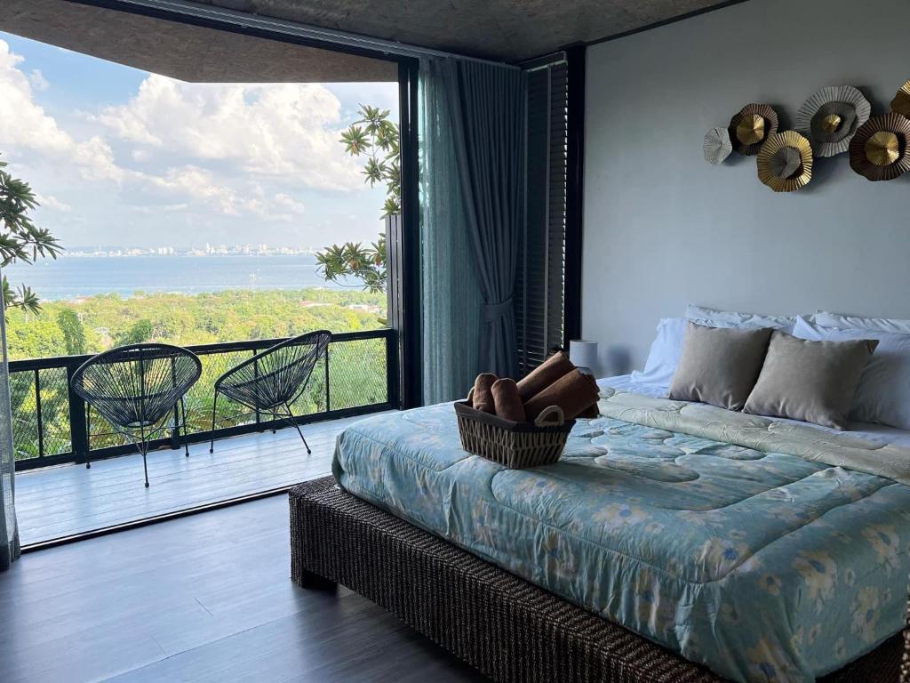 格兰岛deep mountain view的一间卧室设有一张床和一个美景阳台