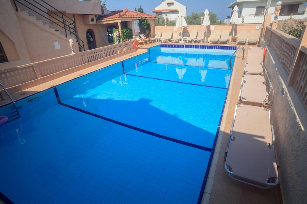 库基尼坎尼奥Evina Rooms & Suites的大型游泳池的顶部景色