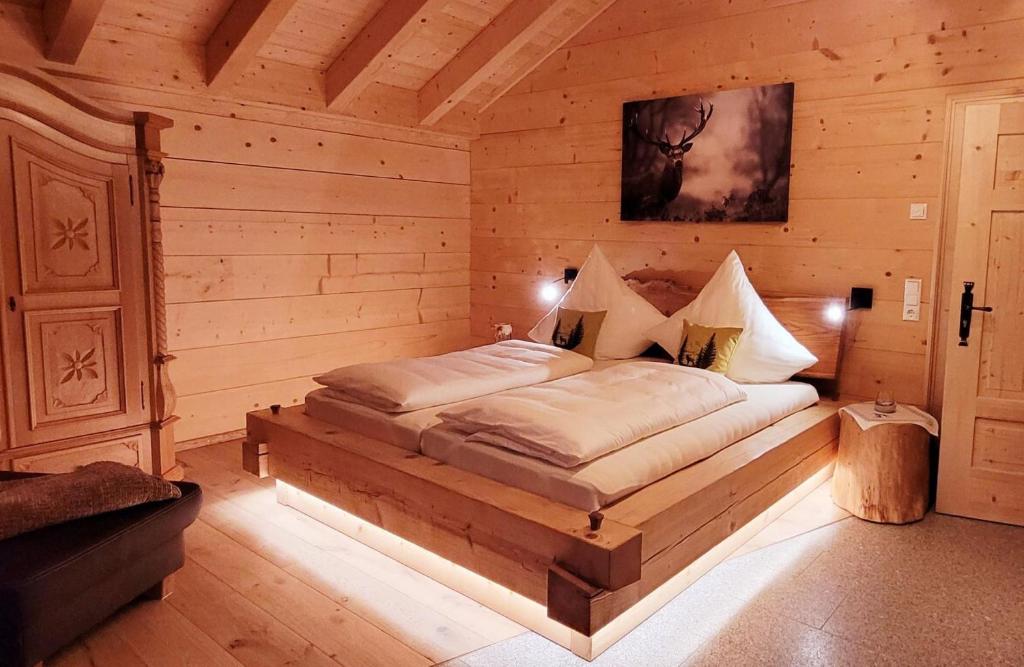 德拉塞尔斯里德Chalet Bauer的木制客房内的一间卧室,配有一张床