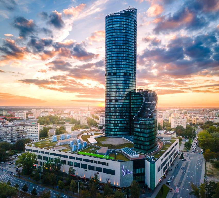 弗罗茨瓦夫Apartamenty Sky Tower的城市高楼 ⁇ 染