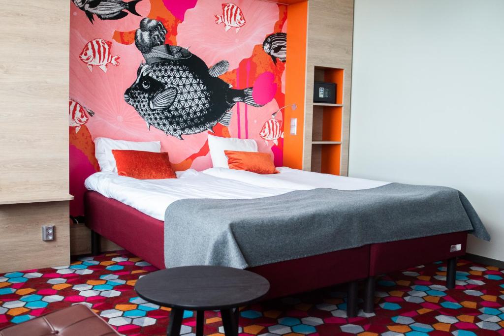 隆德Motel L Lund的一间卧室配有一张带彩色墙壁的床