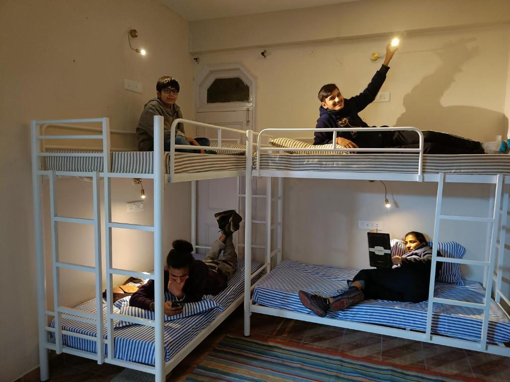 卡绍利Kasauli Inn的一群人睡在一张双层床上