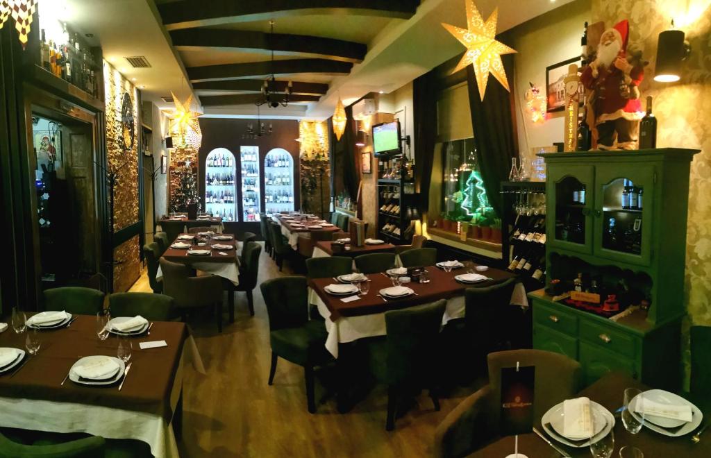 皮罗特Hotel style rooms & restaurant Pirocanac的餐厅拥有桌椅和圣诞装饰