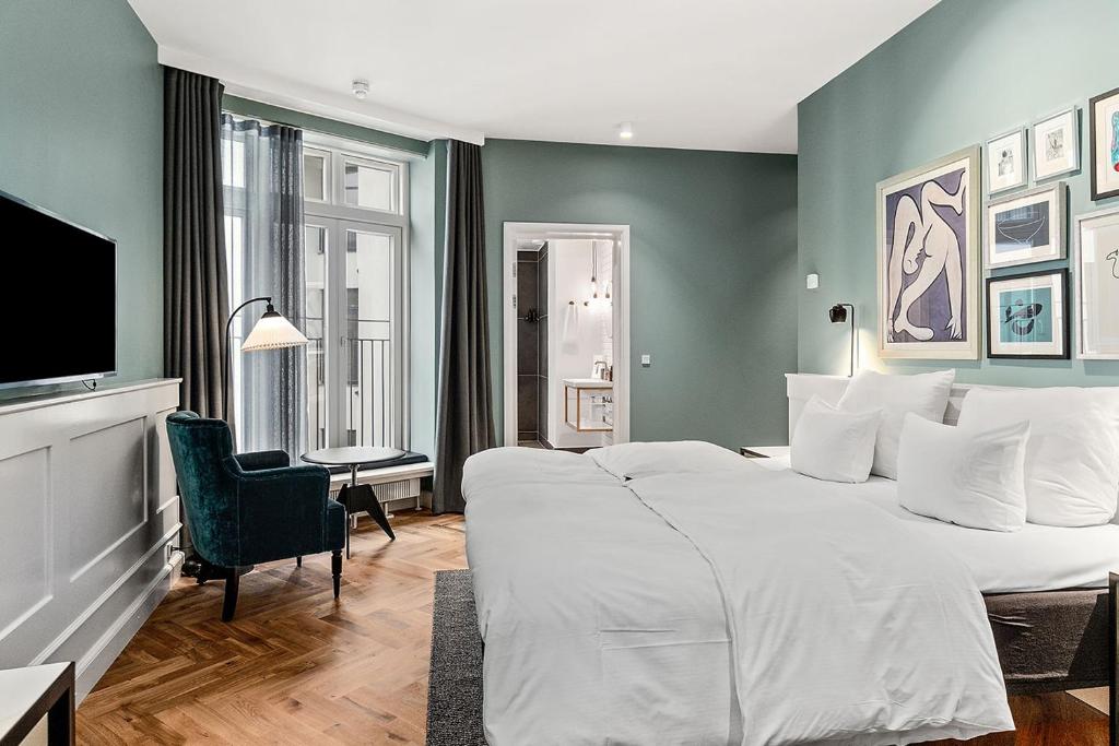 哥本哈根亚瑟库隆酒店的酒店客房设有一张大床和一台电视。