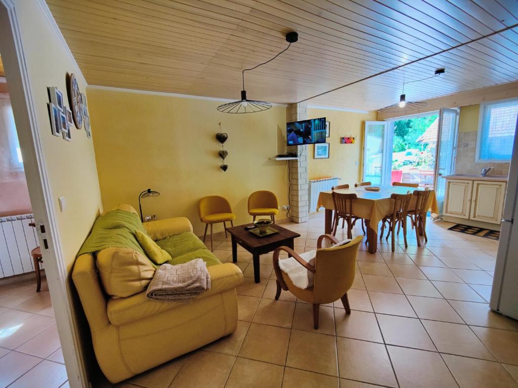 勒洛泽于拜Location MarjoRI - T3 Le Kakariki的带沙发的客厅和用餐室