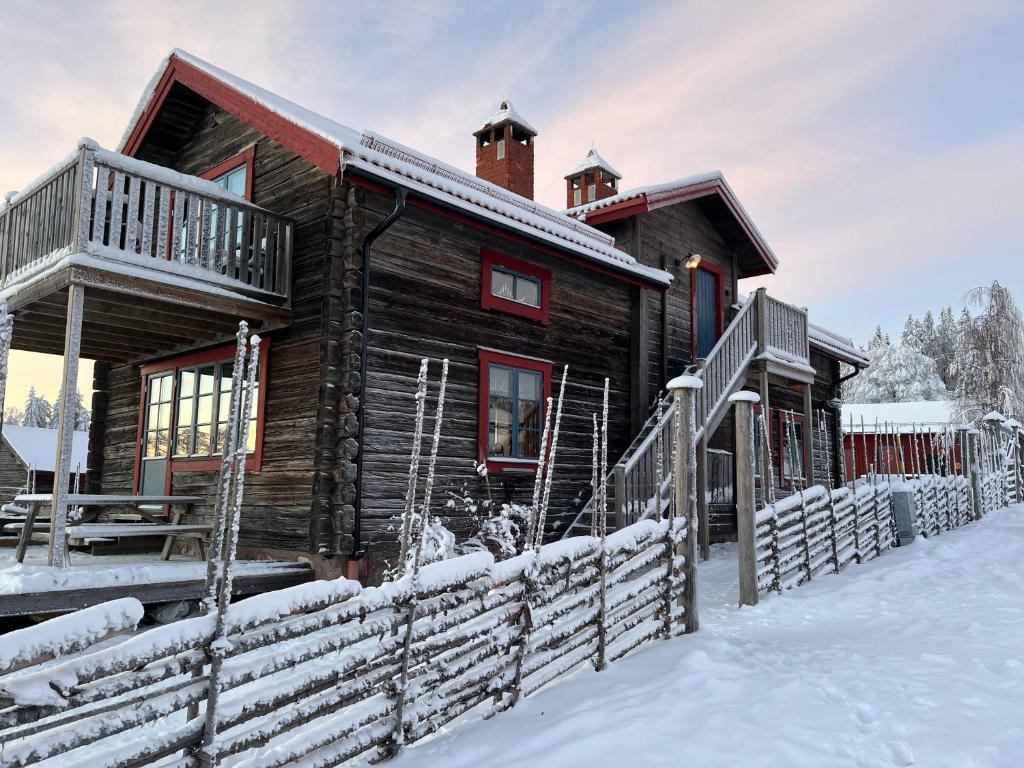 FryksåsBrudtallen的雪地小木屋,有雪覆盖的院子