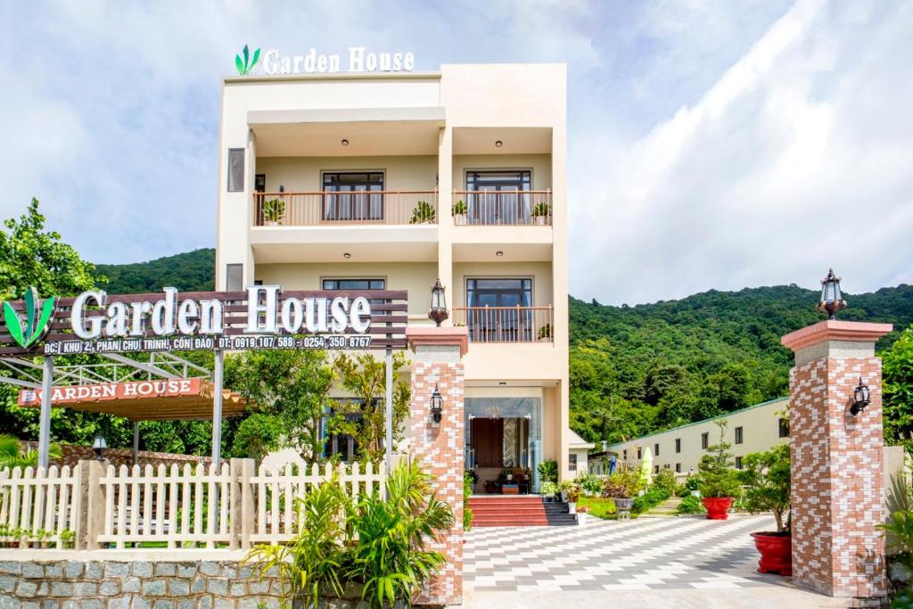 昆岛Garden House Côn Đảo的花园房屋标志的酒店
