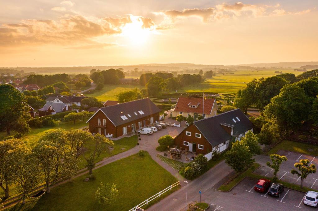 哈尔姆斯塔德Halmstad Gårdshotell的享有村庄的空中景致,设有房屋