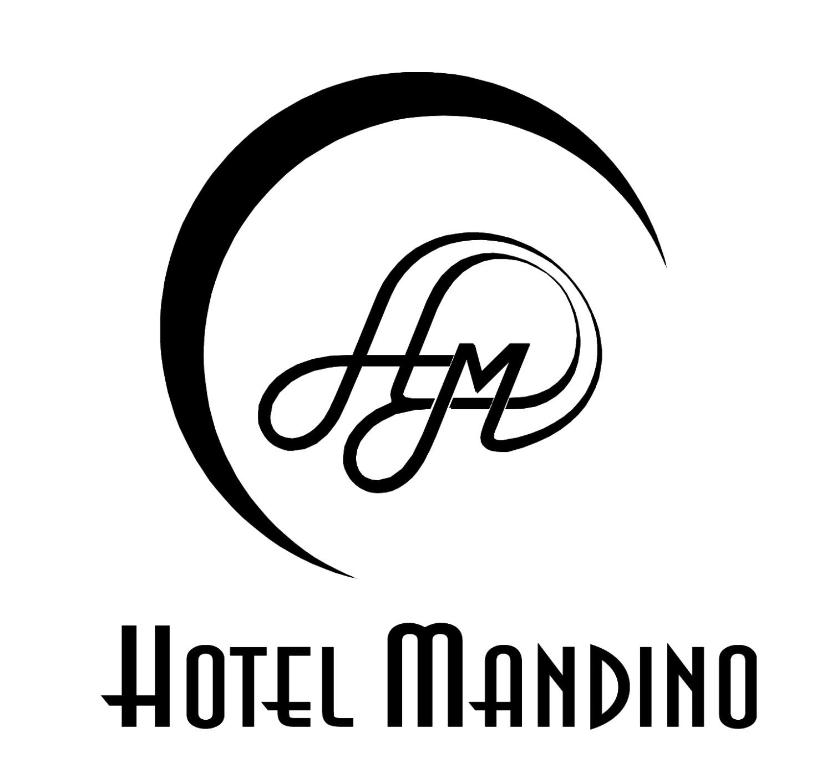 阿尔塔弗洛雷斯塔Hotel Mandino的黑酒店黑的黑酒店,黑的黑酒店,黑的黑酒店,黑的背景是白色