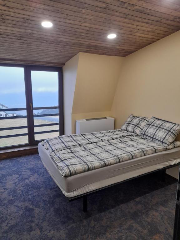彼得罗沙尼OZONE的一间卧室设有一张床,享有海景