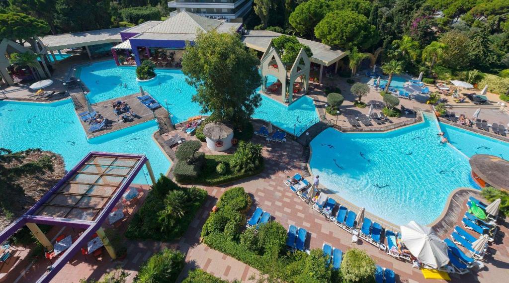 依克希亚迪俄尼索斯酒店的享有度假村游泳池的顶部景致