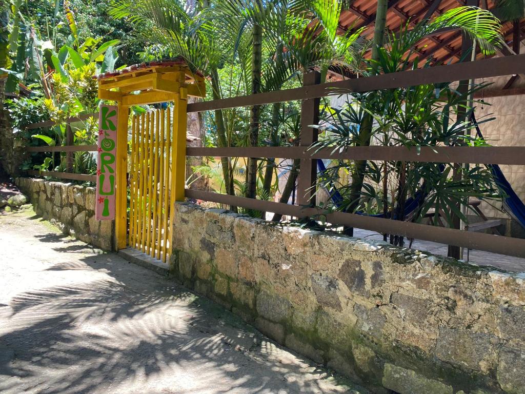 阿布拉奥Pousada Korui的围栏旁石墙上的黄色门