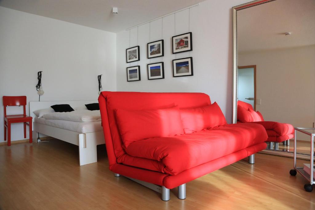罗拉赫apartment-S Sonnenrain的客厅的红色椅子和镜子