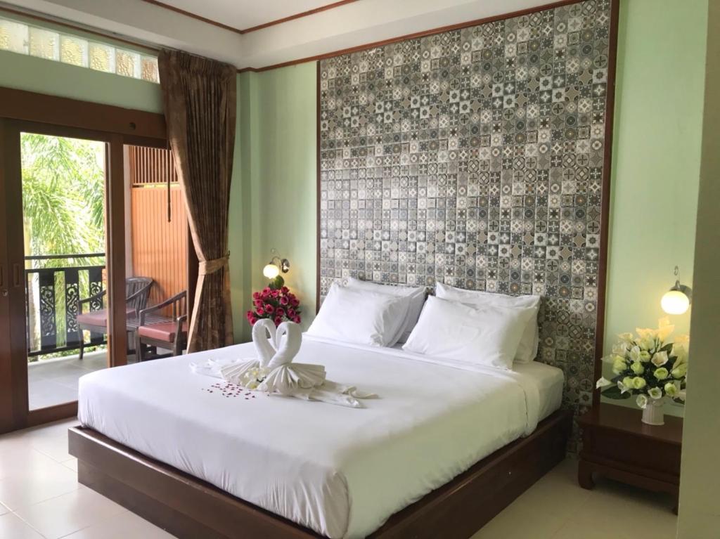 蔻立普拉图度假酒店的一间卧室设有一张大床和大墙