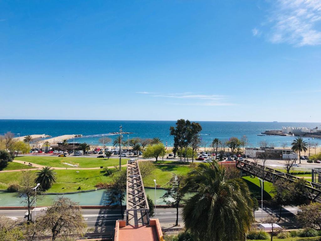 巴塞罗那Idyllic apartment in BCN beach的享有公园的背景海景