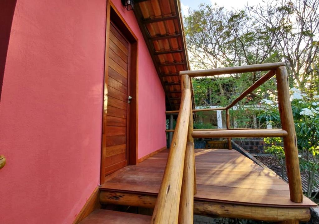 皮帕Pacha - Bangalôs em Pipa的通往粉红色墙壁的房子的木楼梯