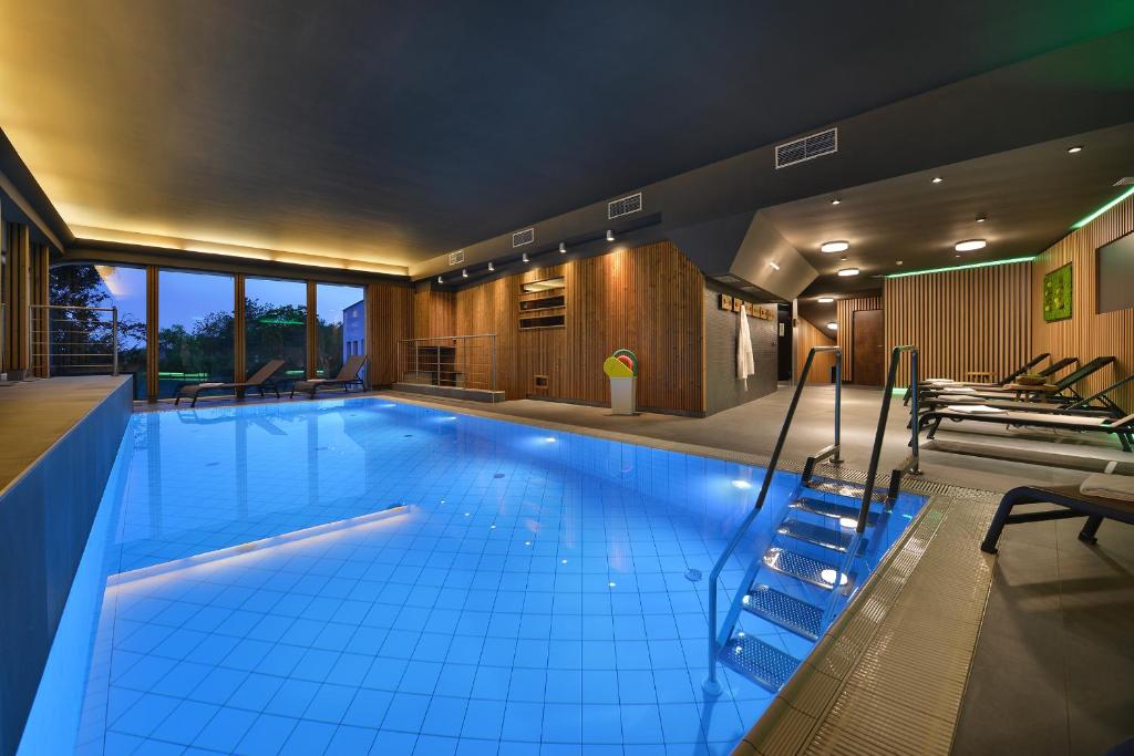 娄切尼马克西米廉品质生活度假酒店的一座大游泳池
