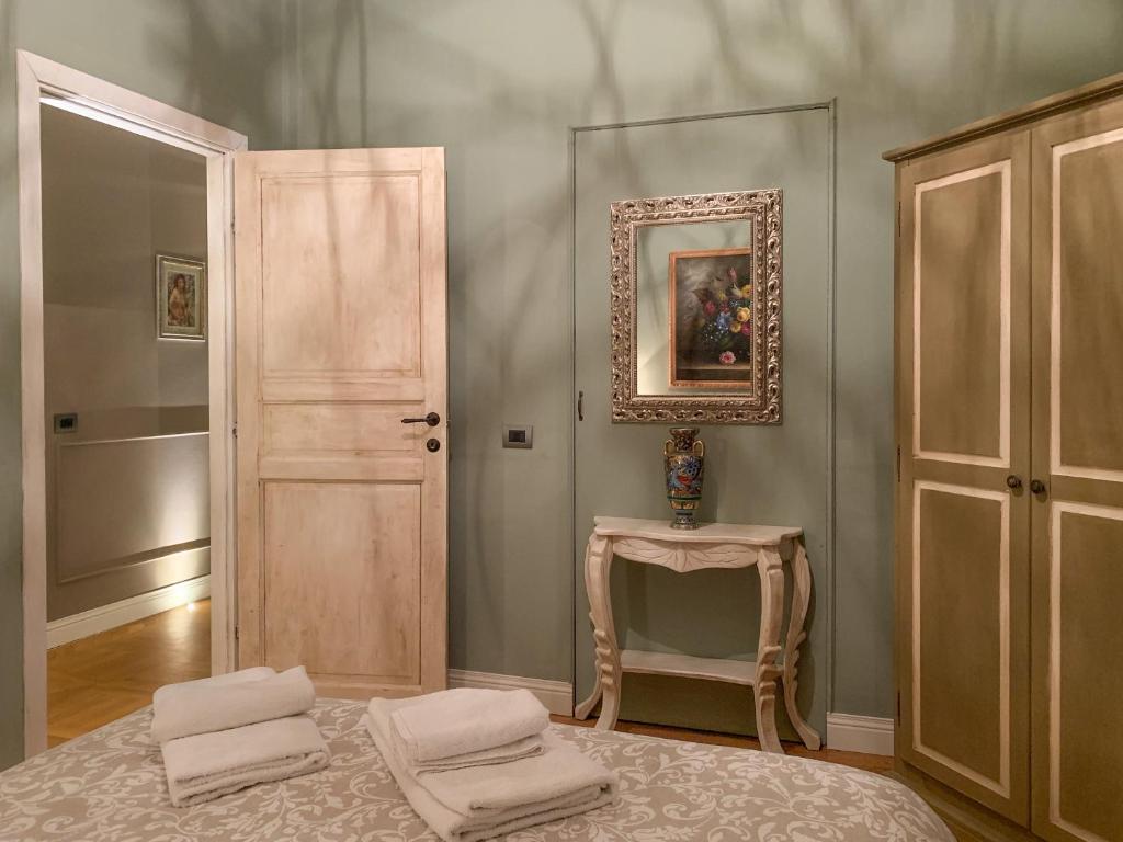 马焦内Podere Paradiso的客房设有床、桌子和镜子