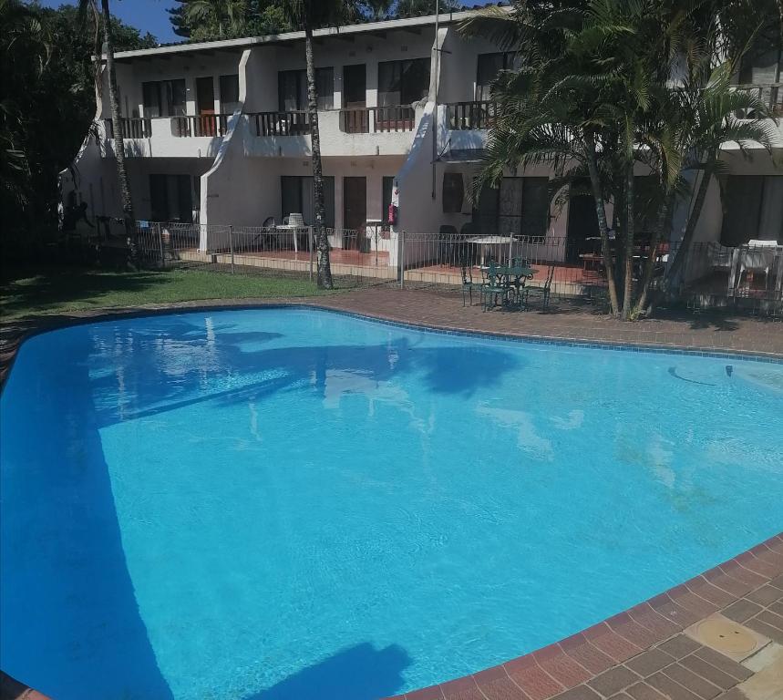 圣卢西亚St Lucia Villa Mia 11的大楼前的大型蓝色游泳池