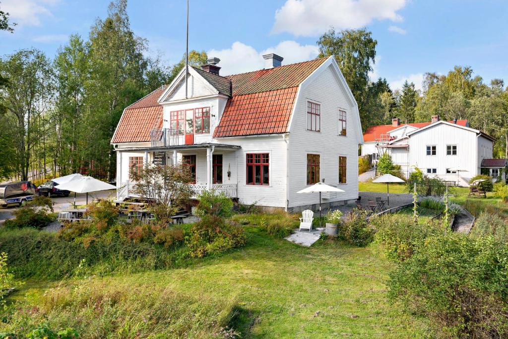 RöSågverket Höga Kusten的白色房子,有橙色屋顶