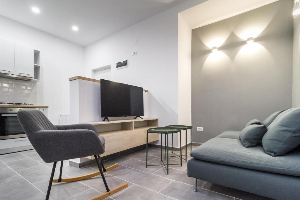 布加勒斯特Modern Apartment in the Heart of Bucharest的带沙发和平面电视的客厅