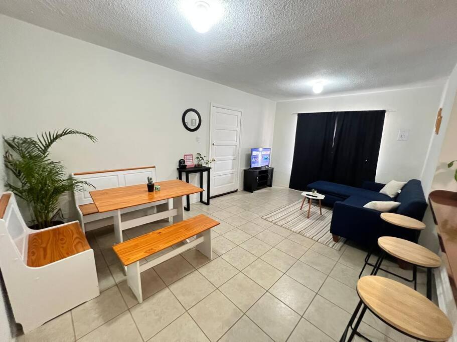 华雷斯城Departamento, recién remodelado a 3 min USA. 2的客厅配有蓝色的沙发和桌子